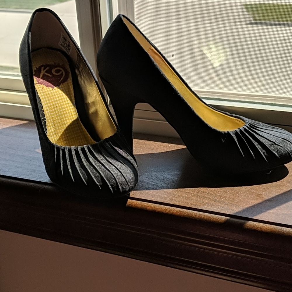 Black pumps